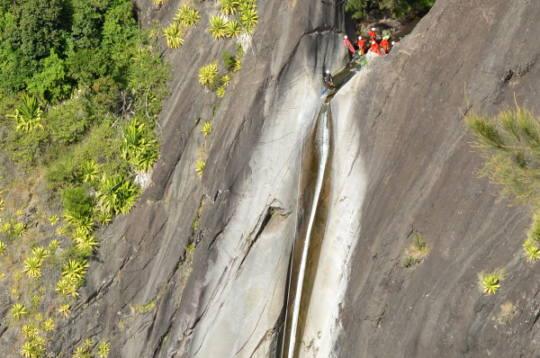Verrückte beim Abseiling Verrückte beim Abseiling