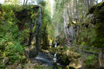 Bild: Kleiner Wasserfall Bild: Kleiner Wasserfall