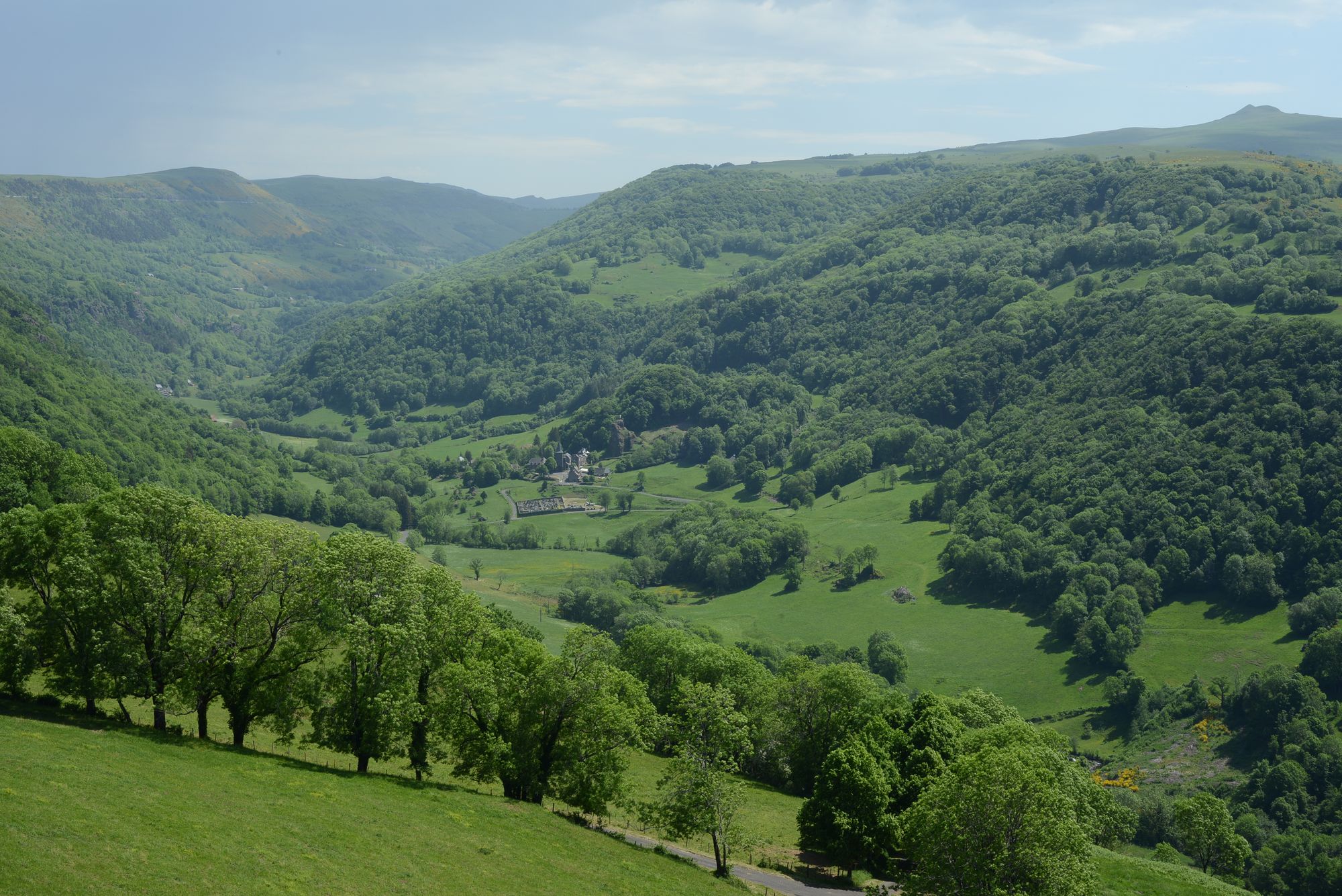 Blick von einem Aussichtspunkt aus in ein schönes Tal Blick von einem Aussichtspunkt aus in ein schönes Tal