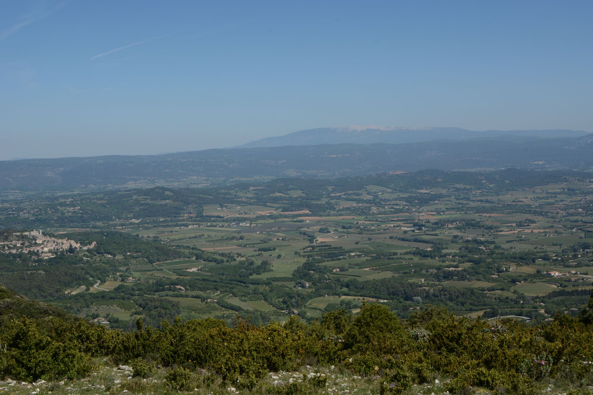Im Hintergrund sieht man den Mont Ventoux Im Hintergrund sieht man den Mont Ventoux