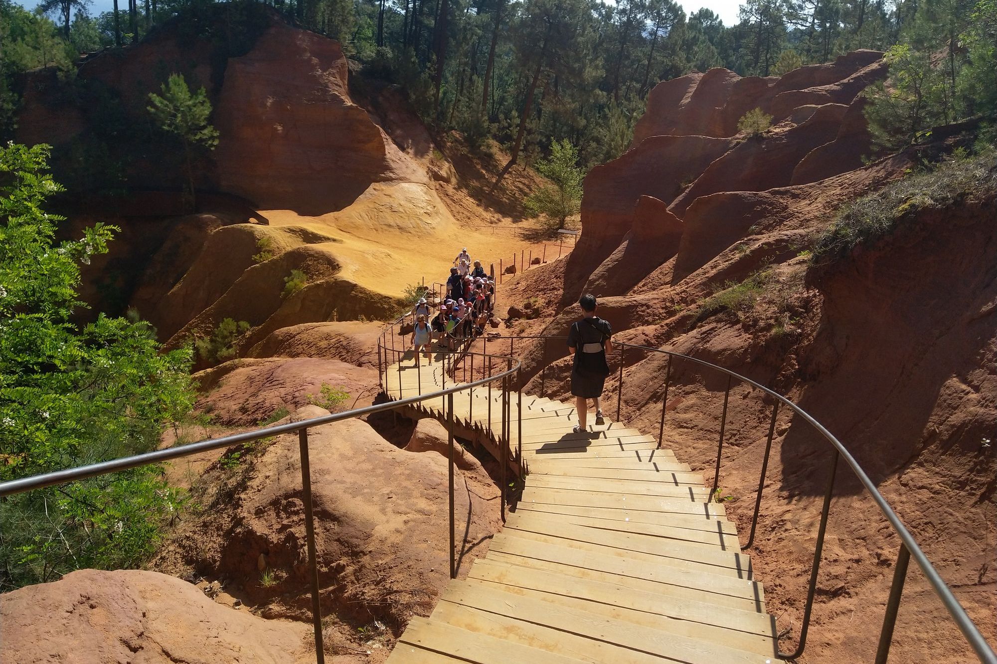 Eine lange Treppe führt runter zu den Ockerfelsen Eine lange Treppe führt runter zu den Ockerfelsen