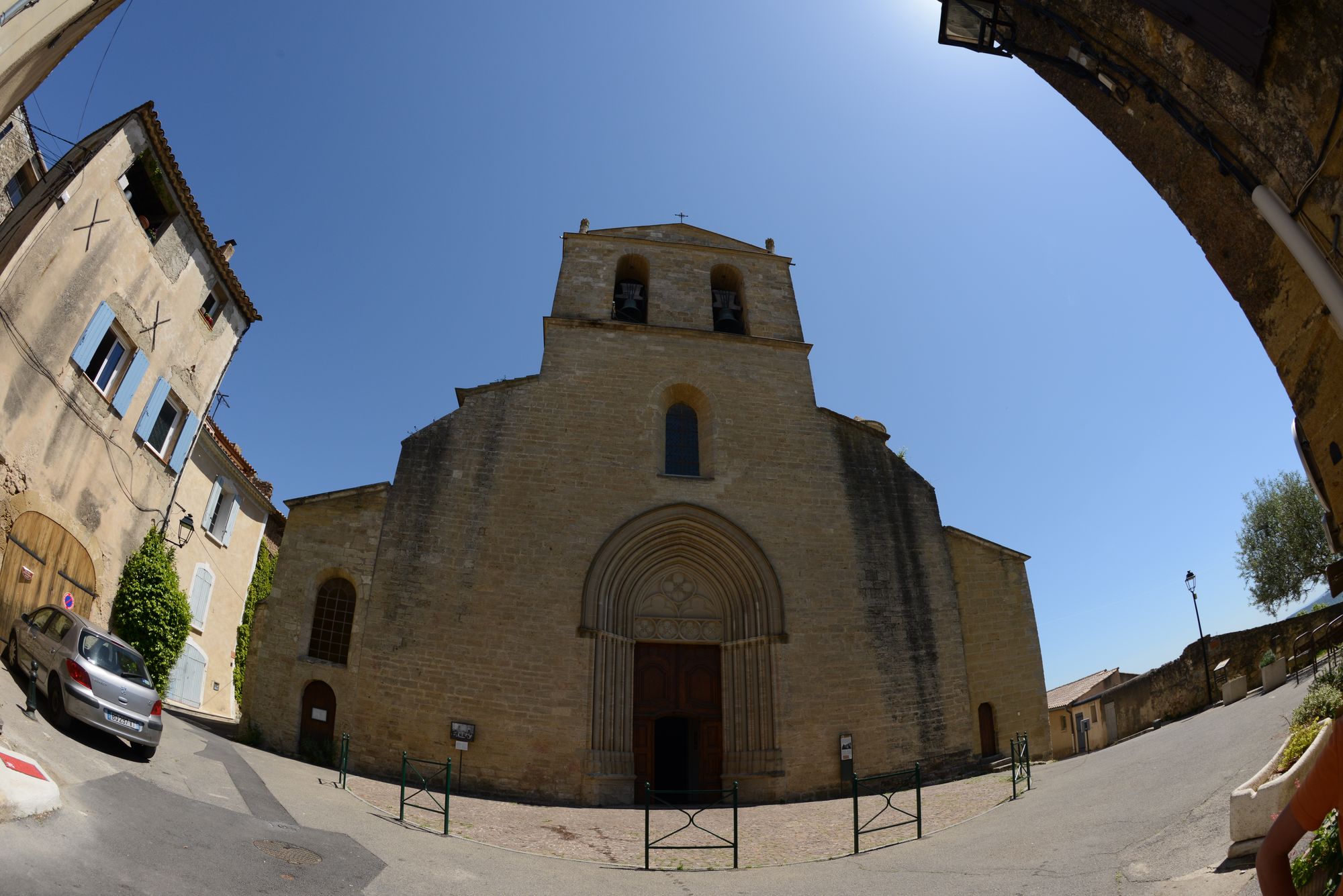 Die Kirche von Cucuron Die Kirche von Cucuron