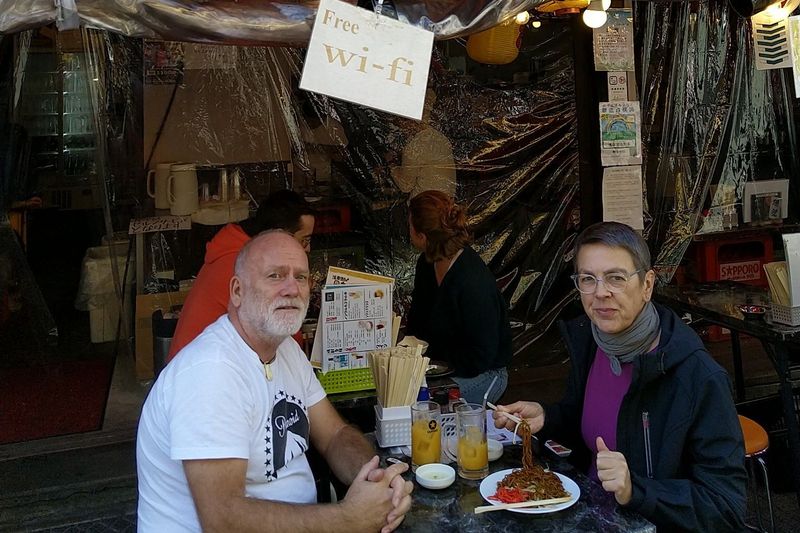 Mittagessen in einer Gasse Mittagessen in einer Gasse