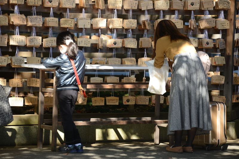 Man schreibt Wünsche oder Bitten auf kleine Holztafeln Man schreibt Wünsche oder Bitten auf kleine Holztafeln