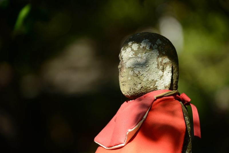 Eine kleine Buddhastatue etwas abseits Eine kleine Buddhastatue etwas abseits