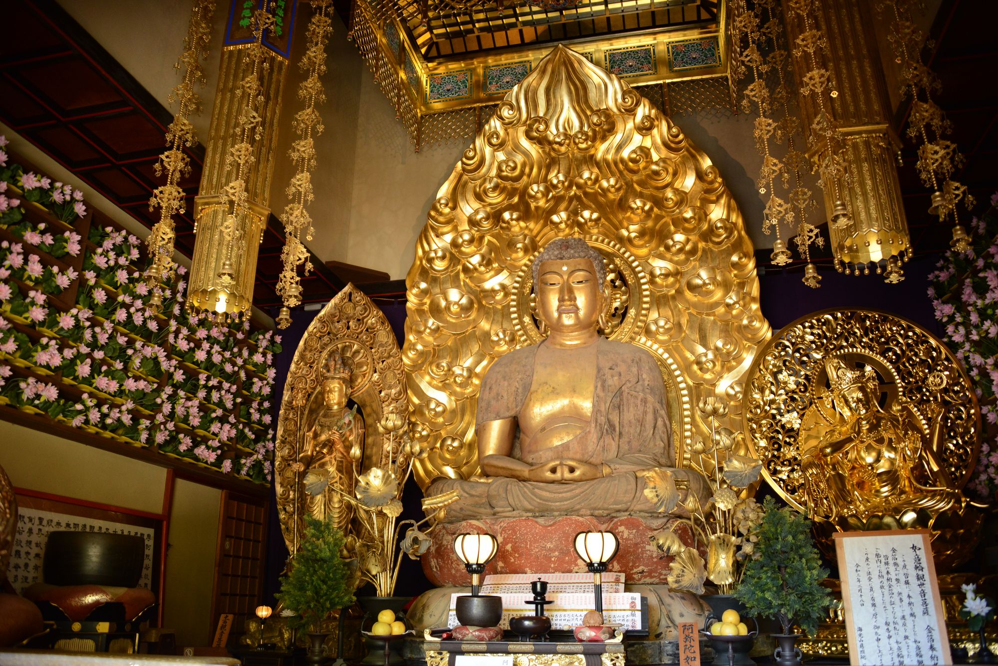 Goldene Buddhafigur in einem Tempel Goldene Buddhafigur in einem Tempel