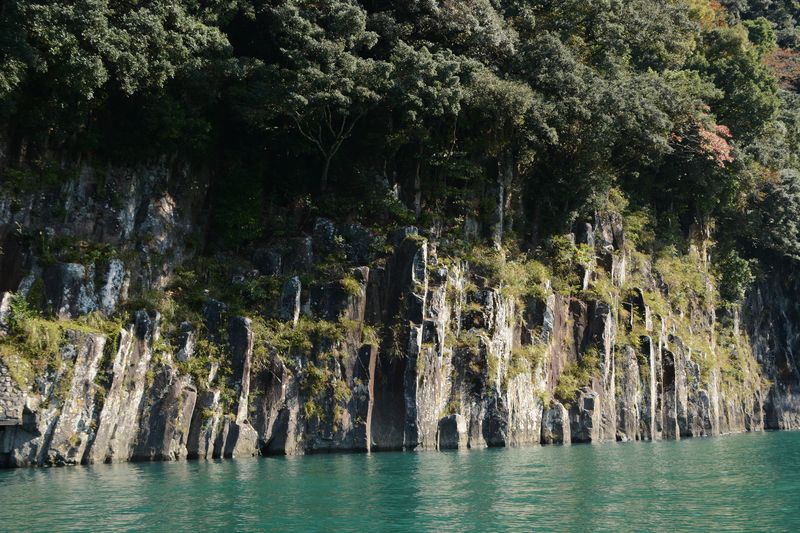 Klares Wasser, Felsen und Bäume - einfach klasse Klares Wasser, Felsen und Bäume - einfach klasse
