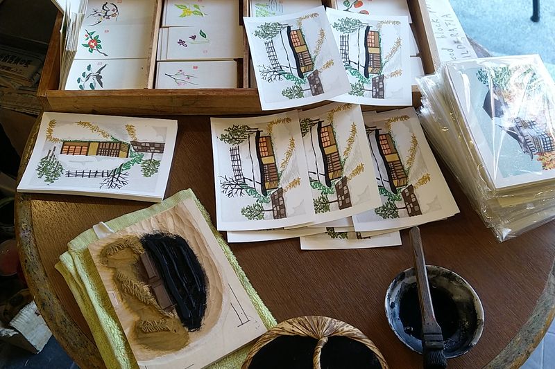 Handkolorierte Postkarten im Café Handkolorierte Postkarten im Café