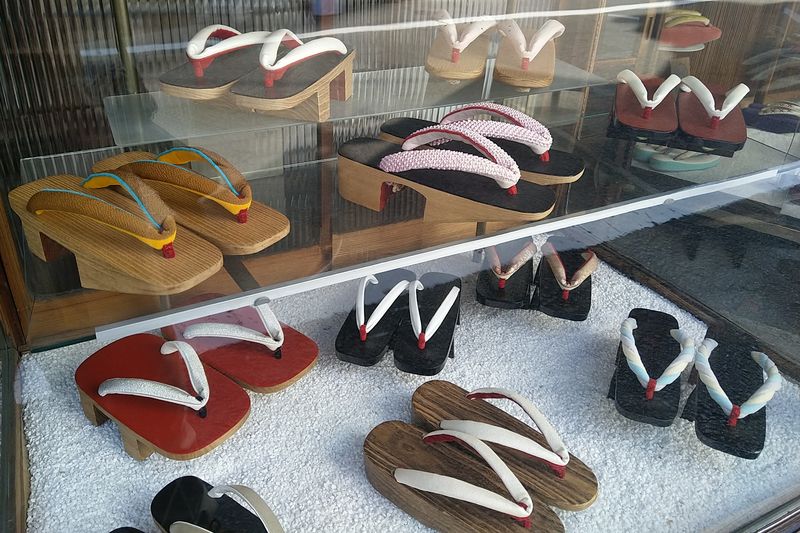 Traditionelles Schuhwerk für Frauen Traditionelles Schuhwerk für Frauen
