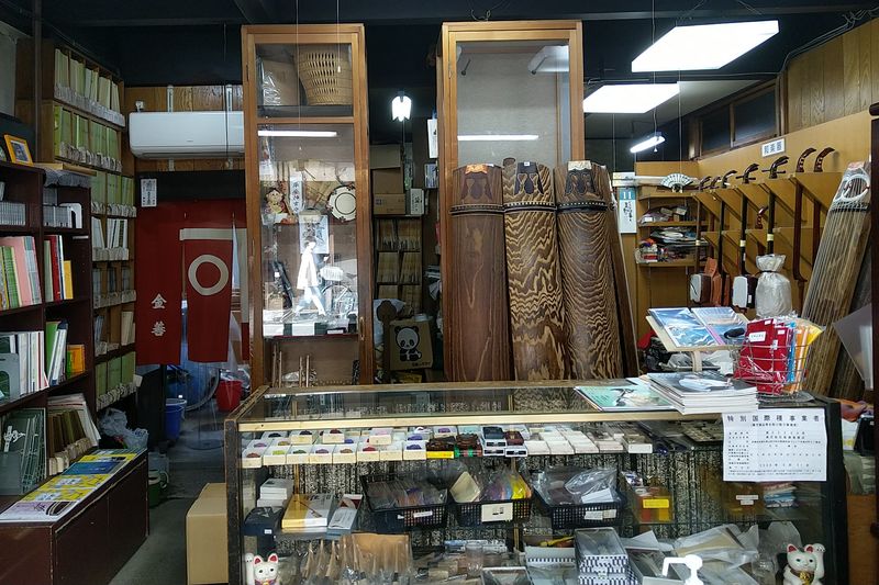 Geschäft eines Musikinstrumentenbauers Geschäft eines Musikinstrumentenbauers