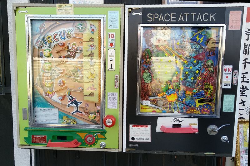 Spielautomaten an einer Straßenecke Spielautomaten an einer Straßenecke