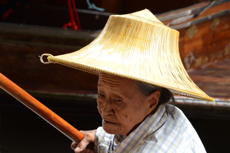 Alte Frau auf dem 'Floating Market'