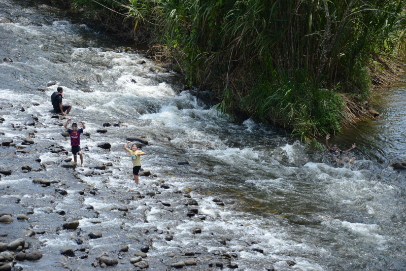 Spielende Kinder im Fluss Spielende Kinder im Fluss