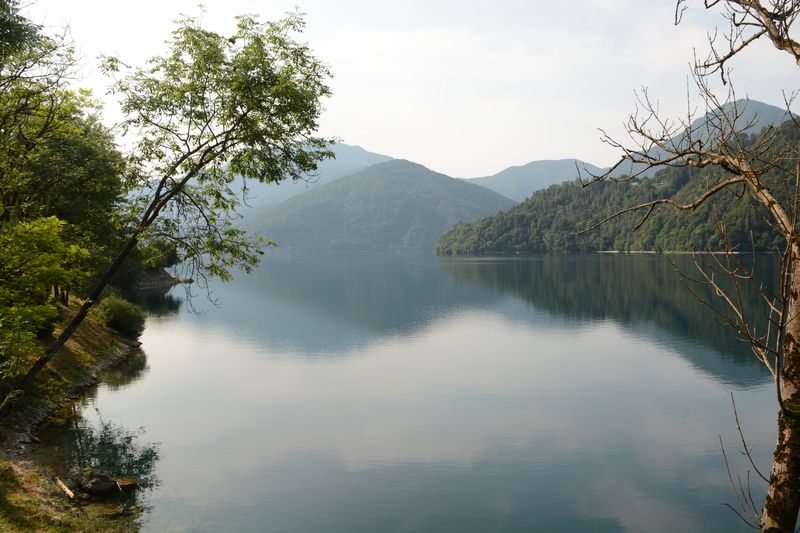 Der Weg läuft größtenteils am See entlang Der Weg läuft größtenteils am See entlang