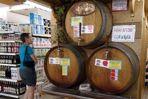 Im Supermarkt: Wein zum abfüllen Im Supermarkt: Wein zum abfüllen