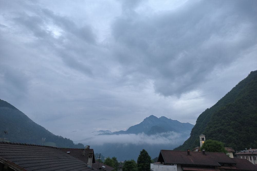 Die Wolken hängen tief Die Wolken hängen tief
