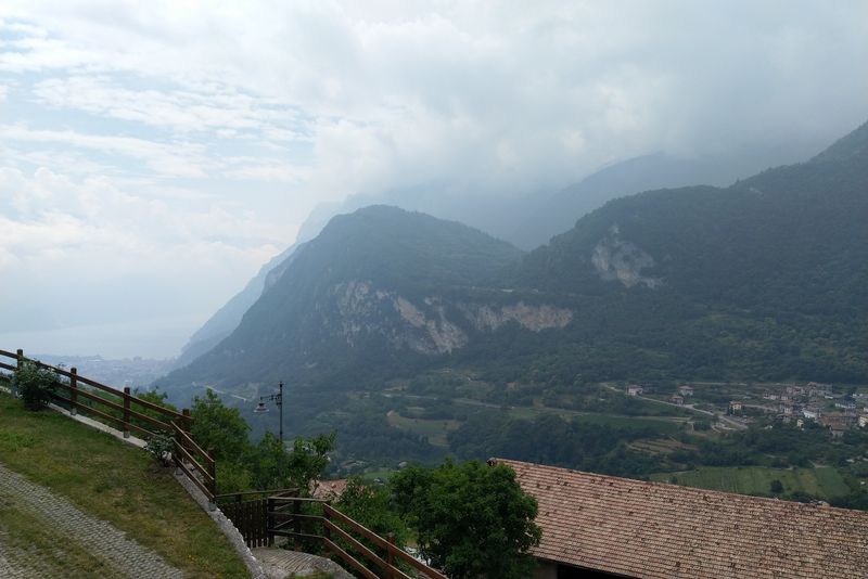 In Tenno könnte man auf den Gardasee sehen, wenn es nicht so diesig wäre. In Tenno könnte man auf den Gardasee sehen, wenn es nicht so diesig wäre.