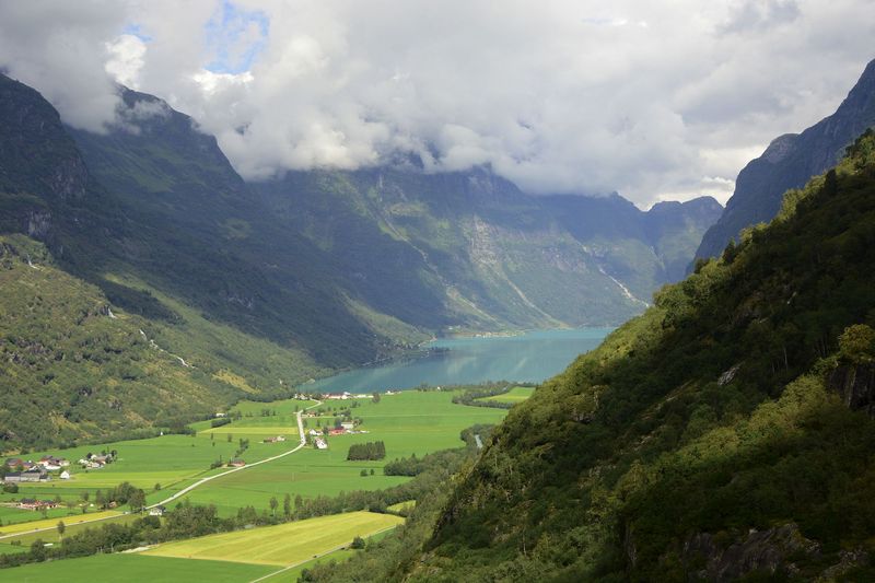 Auf der einen Seite der smaragdgrüne See Auf der einen Seite der smaragdgrüne See