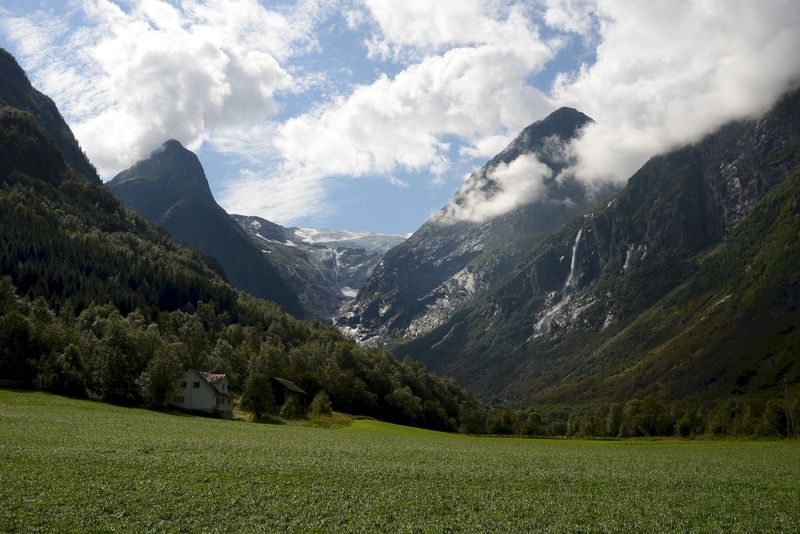 Blick vom Parkplatz Brenndalsbreen zum Briksdalsbreen Blick vom Parkplatz Brenndalsbreen zum Briksdalsbreen
