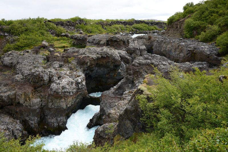 Das Wasser muss durch eine sehr enge Schlucht Das Wasser muss durch eine sehr enge Schlucht