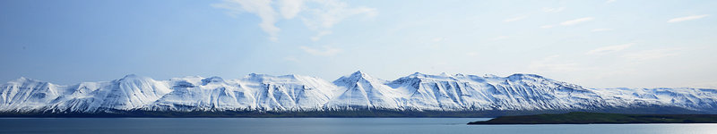 Schneebedeckte Berge am Meer Schneebedeckte Berge am Meer