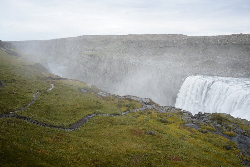 Schon von weitem donnert der Wasserfall gewaltig Schon von weitem donnert der Wasserfall gewaltig